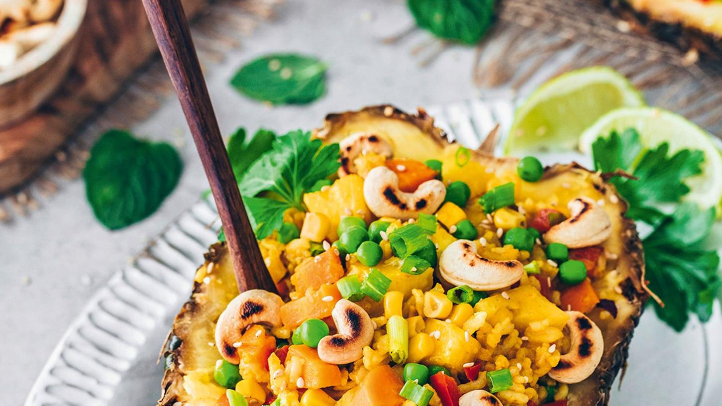 Das Rezept "Thai-Ananasreis im Ananasboot" stammt von Bianca Zapatka. Sie rät, nicht zuviel von der Ananas aushöhlen, damit das Schiff stabil bleibt. Das Rezept "Thai-Ananasreis im Ananasboot" stammt von Bianca Zapatka. Sie rät, nicht zuviel von der Ananas aushöhlen, damit das Schiff stabil bleibt.
