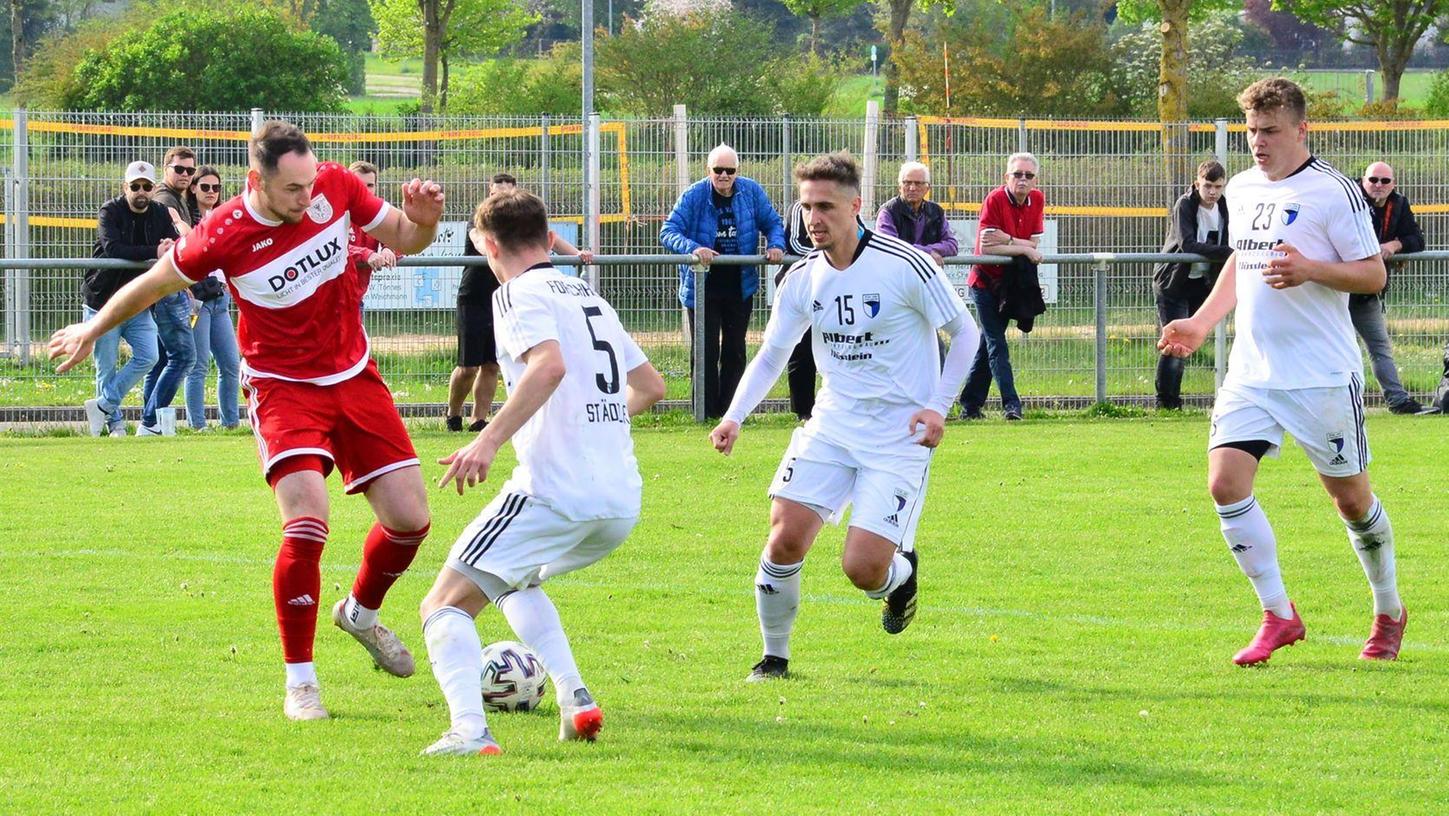  Der TSV 1860 Weißenburg (in roten Trikots) unterlag im Heimspiel der Landesliga Nordost der SpVgg Jahn Forchheim mit 1:3 Toren. Hier wird Max Pfann von drei Forchheimer Abwehrspielern gestoppt.