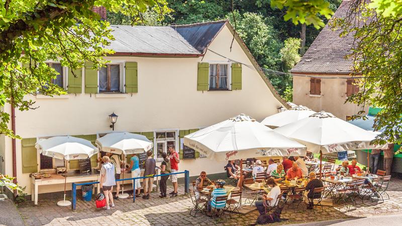 Eingebettet in der Natur des Reichswaldes, nahe dem Steinbruch und dem Waldspielplatz liegt das Steinbrüchlein. Der Biergarten bietet Platz für 500 Gäste. Donnerstags gibt es frische Schlachtschüssel aus der hauseigenen Kornburger Metzgerei. Die Speisekarte bietet neben wechselnden Tagesgerichten auch Deftiges aus dem Wirtshaus, unterschiedlichste Salatteller und vielfältige Brotzeiten. Von Anfang März bis Ende Oktober von Dienstag bis Sonntag und in den Sommermonaten Juni, Juli und August sogar täglich ab 10 Uhr geöffnet. // Am Steinbrüchlein 20, 90455 Nürnberg