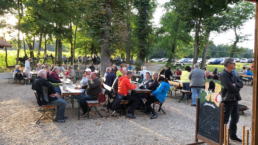 Der Brauereigasthof Geyer empfängt in Oberreichenbach im Landkreis Erlangen-Höchstadt bei schönem Wetter Gäste. Freitags gibt es immer Makrelen vom Grill, samstags und sonntags Schäufele und Braten. Der Bierkeller hat ab 15 Grad geöffnet. Montag bis Freitag ab 17 Uhr, an Samstagen ab 12 Uhr und sonntags ab 11 Uhr.