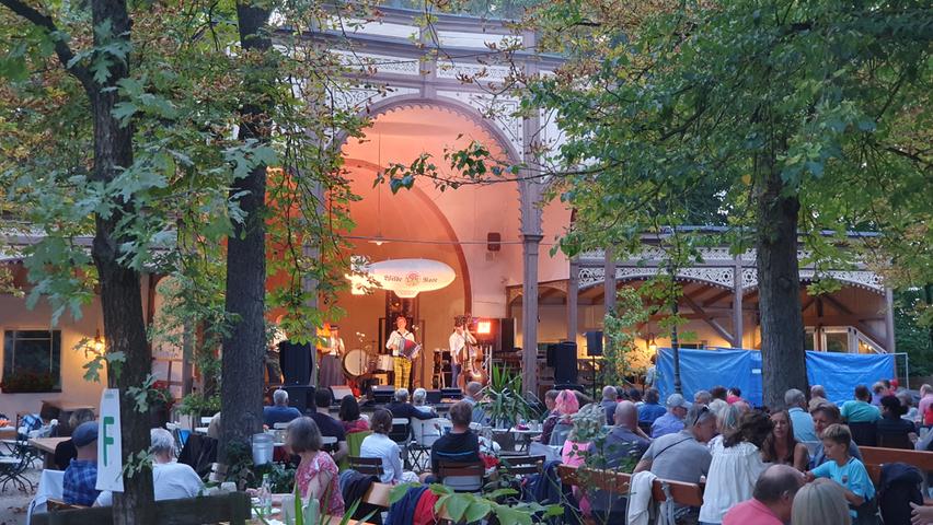 Seit mehr als einem Jahrhundert schon ist der Bamberger Traditionskeller ein beliebter Sommertreff. Der Wilde Rose Keller bietet rund 1500 Plätze in idyllischer Atmosphäre. Unter den Kastanienbäumen gibt es deftige fränkische Brotzeiten und das Wild Rose Kellerbier zum Genießen. Auch eine Auswahl an warmen Gerichten und eine Sonntagskarte sind geboten. Von Blaskapellen bis hin zum Rap-Frühshoppen: Mit ein wenig Glück erwischt man einen Tag mit Live-Programm. Die Öffnungszeiten sind abhängig vom Wetter. Freitag, Samstag und Sonntag ist aber garantiert geöffnet. Montag bis Freitag von 16 bis 22.30 Uhr, Samstag von 15 bis 22.30 Uhr, Sonntag von 11 bis 16 Uhr und an Feiertagen von 14 bis 22 Uhr.