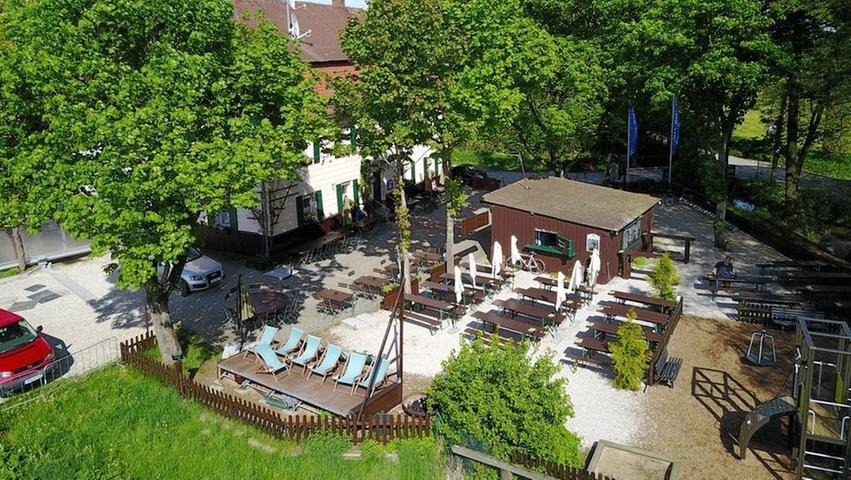 Das Areal Burggarten in Schwabach umfasst über 6000 Quadratmeter. Neben zahlreichen Events, einem Wirtshaus und Party-Stadl gibt es auch einen sonnendurchfluteten Biergarten auf dem Areal, der bei unserem Voting Platz 12 erreicht. Wiesen, Felder, alte Bäume und das Rauschen des Nadlersbach schaffen eine tolle Atmosphäre. Frischgezapftes Bier, fränkische Brotzeit und jede Menge Möglichkeiten zum Spielen für Kinder runden das Angebot ab. Das Areal Burgersgarten hat jeden Tag von 11.30 Uhr bis 23 Uhr geöffnet.