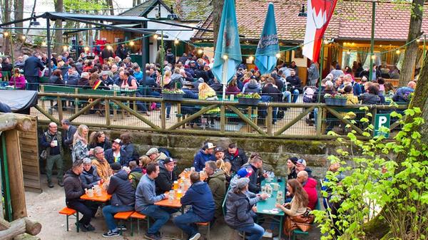 Ein weiterer Forchheimer Keller hat es in die Top 20 geschafft. Der Glockenkeller ist einer der ältesten, noch erhaltenen Felsenkeller. Die Speisekarte reicht von täglich wechselnder warmen Gerichten über fränkisch-traditionelles Essen (zum Beispiel Schäufele) bis hin zu moderner Küche (zum Beispiel Kellerburger). Montag, Mittwoch, Donnerstag und Freitag von 16.30 bis 22.30 Uhr geöffnet. Am Samstag von 11 bis 22.30 Uhr sowie an Sonn- und Feiertagen von 10 bis 22.30 Uhr. Am Dienstag ist Ruhetag.