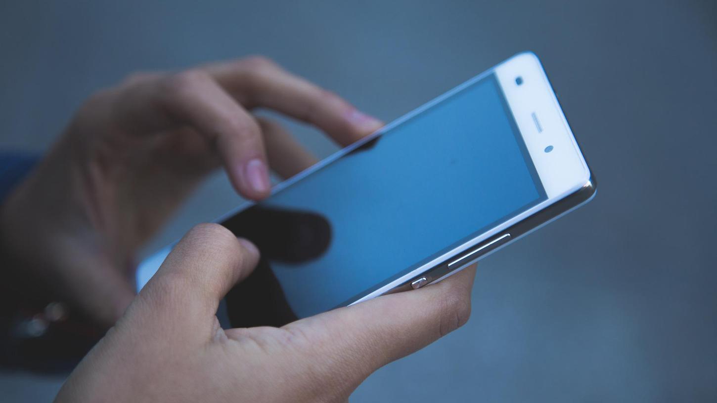 Der Verdacht wiegt schwer: Hören Tech-Konzerne uns tatsächlich mit Hilfe unserer Smartphones ab?