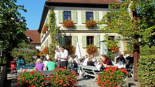 Hausgebraute Bierspezialitäten in gemütlicher Atmosphäre zur zünftigen Brotzeit oder deftigen Gerichten gibt es auch in Roßdorf am Forst, einem Gemeindeteil der oberfränkischen Gemeinde Strullendorf im Landkreis Bamberg. An Wochenenden und Feiertagen gibt es zudem feine Braten mit fränkischen Klößen. Familie Sauer empfängt Gäste von Dienstag bis Sonntag von 11 bis 22 Uhr. Am Montag ist Ruhetag.