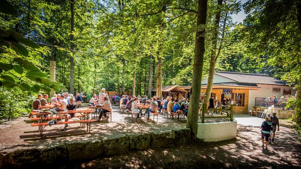 Zünftige Brotzeiten und ein frisch gezapftes Bier können in urgemütlicher Atmosphäre im Biergarten über dem Löwenbräu Felsenkeller in Neuhaus genossen werden. Vegetarier werden auf der Speisekarte ebenfalls fündig. Für Kinder gibt es Klettermöglichkeiten im Wald und eine Schaukel. In den Sommermonaten bei gutem Wetter täglich geöffnet. Montag bis Freitag von 17 bis 21.30 Uhr, Samstag von 16 bis 21.30 Uhr sowie an Sonn- und Feiertagen von 11 bis 21 Uhr. Ist das Wetter schlecht, hat der nahegelegene Brauereigasthof geöffnet.