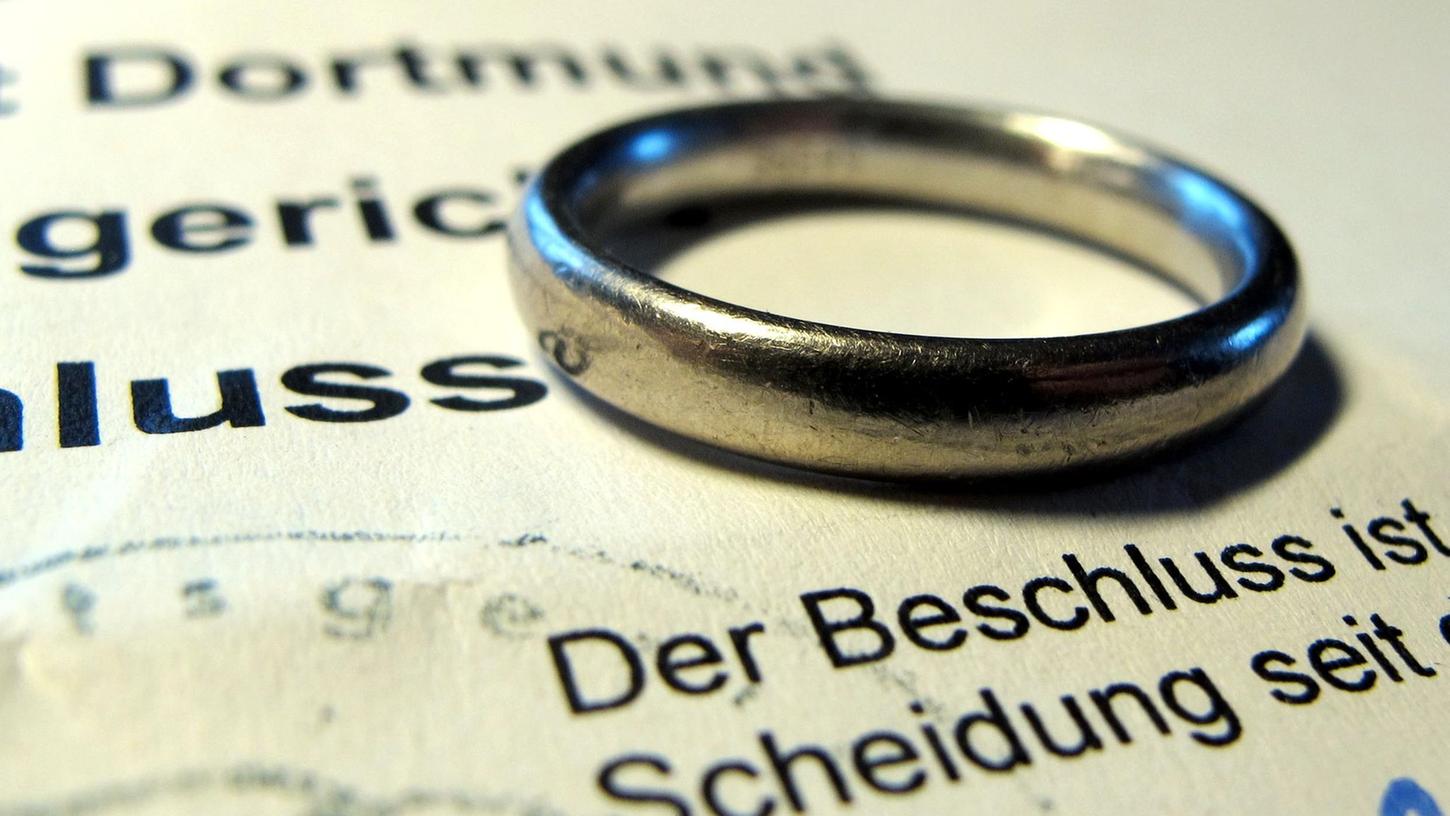 Das "verflixte siebte Jahr" gibt es wohl doch: Die meisten Scheidungen werden im sechsten und siebten Jahr nach der Hochzeit eingereicht. Das "verflixte siebte Jahr" gibt es wohl doch: Die meisten Scheidungen werden im sechsten und siebten Jahr nach der Hochzeit eingereicht.