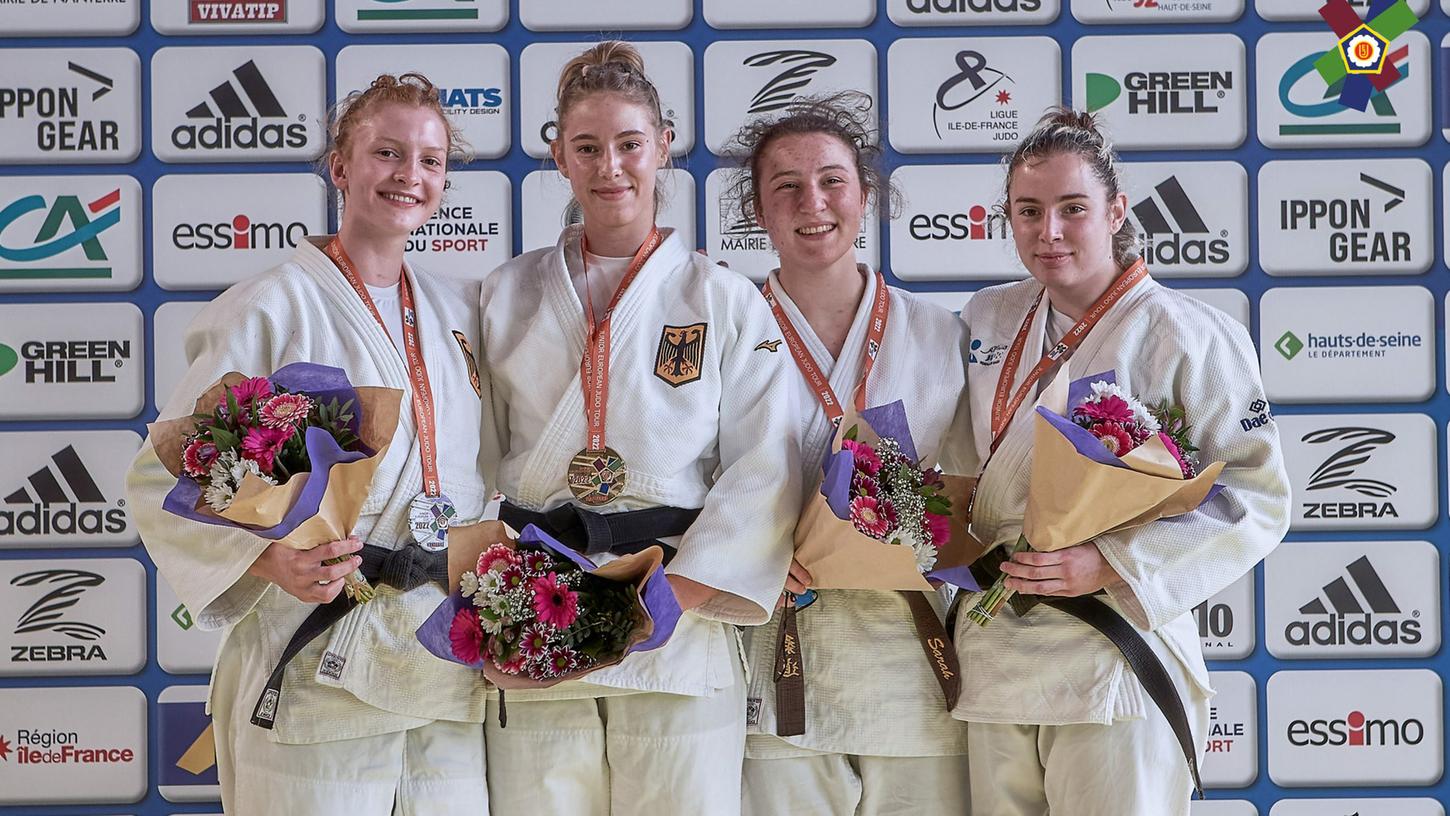 Strahlende Dritte in Paris: Die Altenfurterin Tanja Grünewald (Zweite von rechts) bei der Siegerehrung nach dem Gewinn der Bronzemedaille in Frankreich. Strahlende Dritte in Paris: Die Altenfurterin Tanja Grünewald (Zweite von rechts) bei der Siegerehrung nach dem Gewinn der Bronzemedaille in Frankreich.