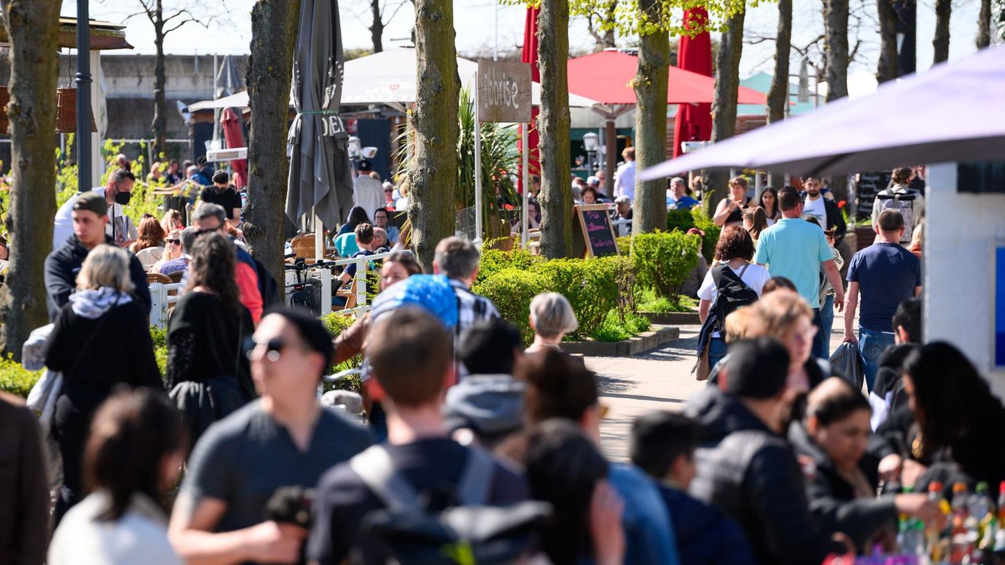 Zahlreiche Spaziergänger und Restaurantgäste sind nahe dem Elbstrand in Övelgönne unterwegs. Einer Studie zufolge bewerten die meisten Menschen den Tourismus für ihren Wohnort positiv. Zahlreiche Spaziergänger und Restaurantgäste sind nahe dem Elbstrand in Övelgönne unterwegs. Einer Studie zufolge bewerten die meisten Menschen den Tourismus für ihren Wohnort positiv.
