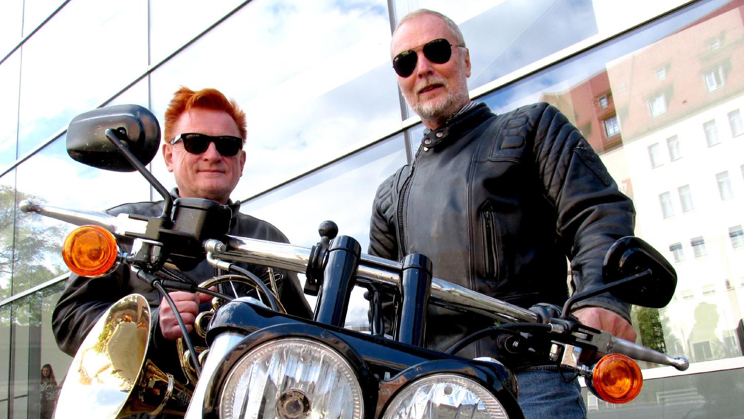 Macht auch mit Motorrädern Musik: Wilfried Krüger (links) und Pianist Gottfried Rüll bei einem Konzert des Klangkonzepte Ensembles im Jahr 2015.
Macht auch mit Motorrädern Musik: Wilfried Krüger (links) und Pianist Gottfried Rüll bei einem Konzert des Klangkonzepte Ensembles im Jahr 2015.