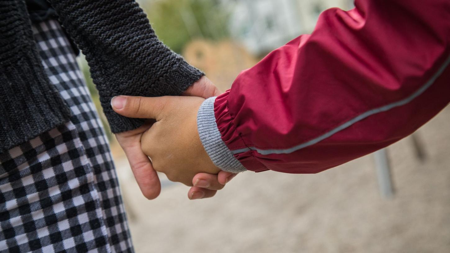 Unabhängig vom Alter muss in einem Kindesschutzverfahren das Kind angehört werden. Das hatte ein Familiengericht versäumt. Unabhängig vom Alter muss in einem Kindesschutzverfahren das Kind angehört werden. Das hatte ein Familiengericht versäumt.