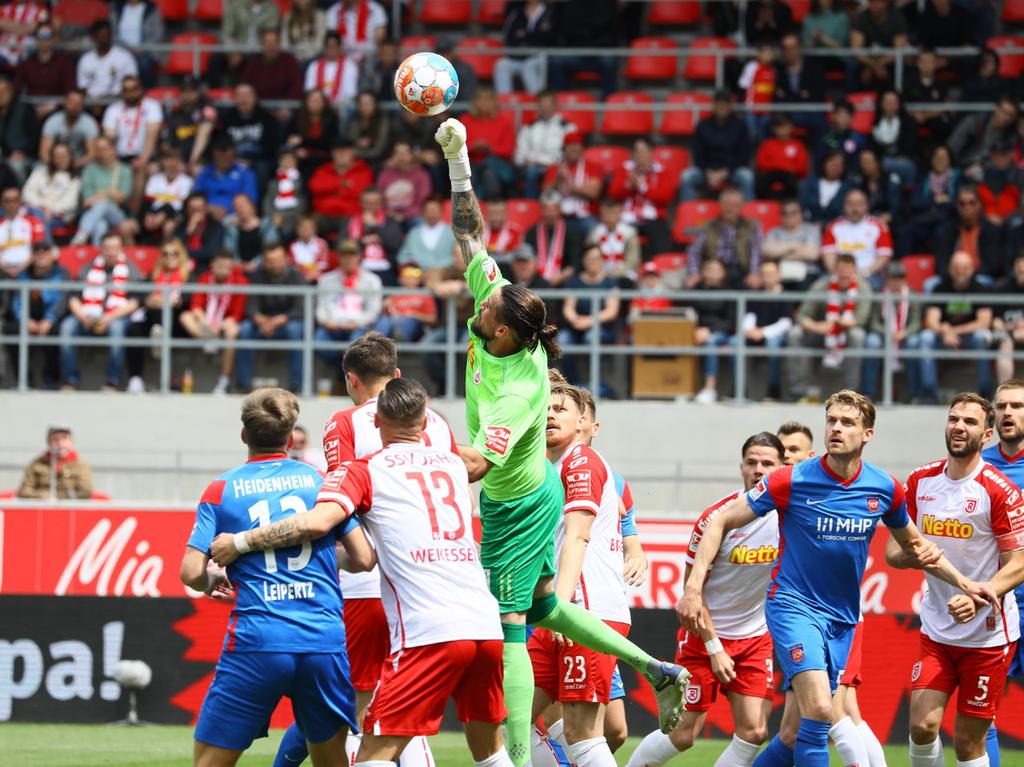 Beim 0:2 gegen Heidenheim war Keeper Thorsten Kirschbaum einige Male gefordert.
Beim 0:2 gegen Heidenheim war Keeper Thorsten Kirschbaum einige Male gefordert.