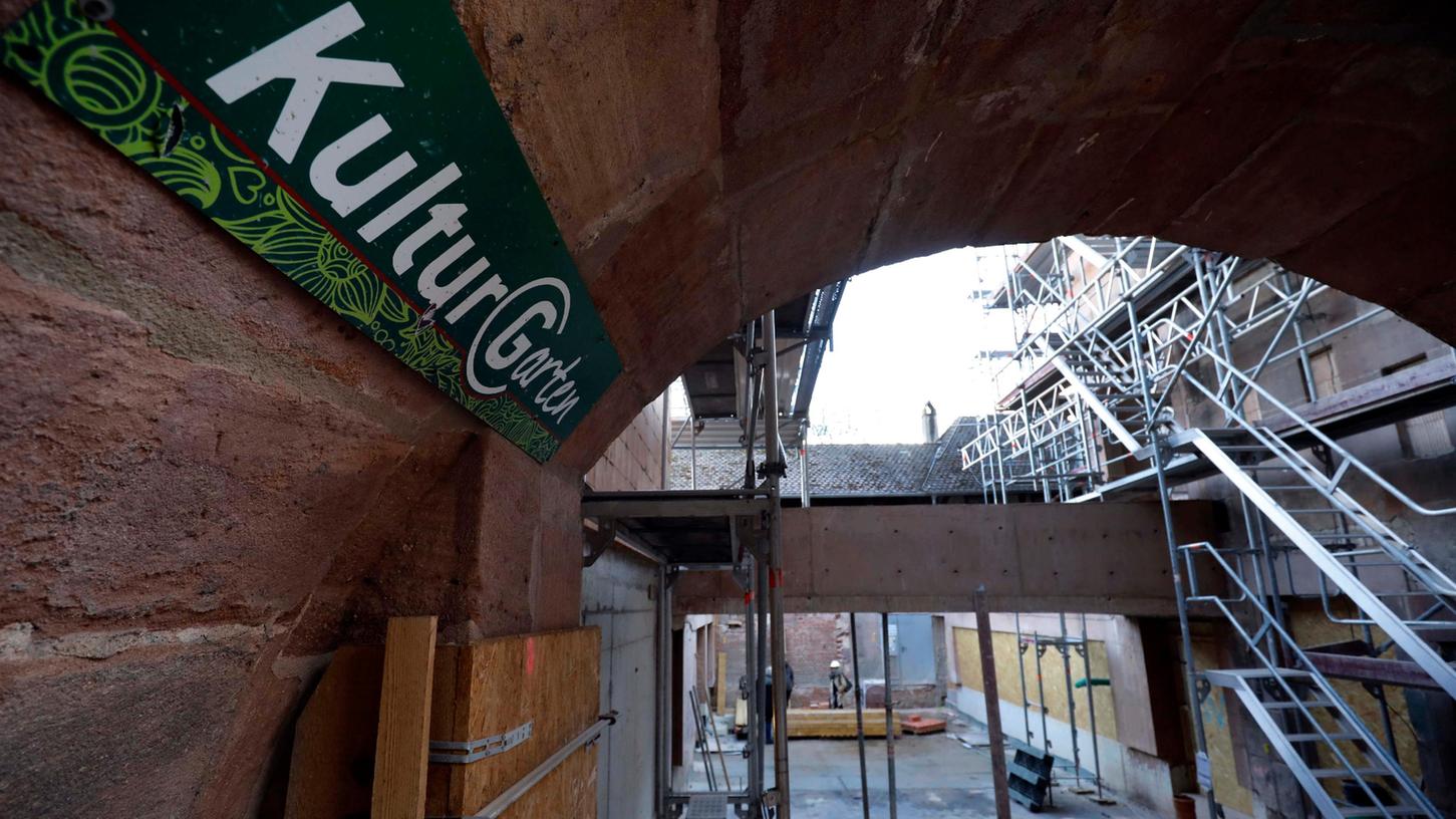 Achtung, Baustelle! Der beliebte Nürnberger Innenstadt-Biergarten im Künstlerhaus wird auch 2022 noch geschlossen bleiben. Achtung, Baustelle! Der beliebte Nürnberger Innenstadt-Biergarten im Künstlerhaus wird auch 2022 noch geschlossen bleiben.