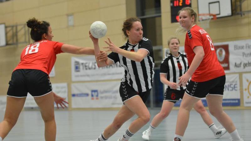 Neben Lisa Wagner die erfolgreichste Angreiferin des HC Hersbruck: Jana Vampola steuerte zum Sieg in Weiden fünf Tore bei.
Neben Lisa Wagner die erfolgreichste Angreiferin des HC Hersbruck: Jana Vampola steuerte zum Sieg in Weiden fünf Tore bei.