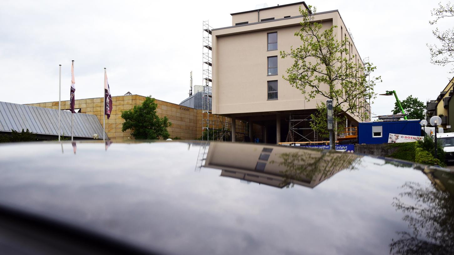 Wegen Corona und unterbrochener Lieferketten verzögert sich die Eröffnung des „Holiday Inn Express“. Das hat auch Folgen für die Stadthalle.
Wegen Corona und unterbrochener Lieferketten verzögert sich die Eröffnung des „Holiday Inn Express“. Das hat auch Folgen für die Stadthalle.