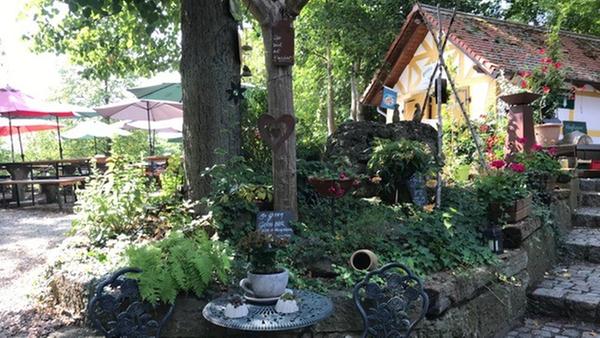 Etwa sieben Kilometer östlich von Bamberg, fernab vom Straßenverkehr, auf einer Anhöhe etwas außerhalb des Dorfes mit Hangneigung nach Osten liegt der Griess Keller. Wer Sonnenuntergänge liebt, kann diese abends im oberen Teil der Kelleranlage mit Blick auf die Felder und den Hauptsmoorwald bewundern. Getrunken wird naturtrübes Kellerbier unmittelbar aus dem Felsenkeller. Auf der Speisekarte findet man neben zünftigen Brotzeiten auch kleine warme Gerichte. Für Kinder gibt es einen Spielplatz. Montag bis Freitag 16.30 bis 23 Uhr, samstags 14 bis 23 Uhr und an Sonn- und Feiertagen 11.30 bis 23 Uhr. Bei schlechtem Wetter bleibt der Biergarten geschlossen.