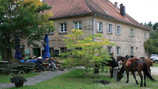 Die Spannung steigt! Auf Platz 5 kommt mit 71 Stimmen der Biergarten des Landgasthofs Fuchsmühle. Vor dem historischen Gemäuer der Fuchsmühle, die seit 650 Jahren mitten im Wald etwas außerhalb von Hilpoltstein existiert, findet sich ein lauschiger Biergarten. Das Landgasthaus liegt auf den Strecken von mehreren Rad- und Wanderwegen. Für Kinder gibt es neben einem Spielplatz auch Tiere in einem Wildgehege zu bestaunen. Neben Brotzeiten wird eine Auswahl an verschiedenen Bierspezialitäten regionaler Brauereien serviert - sowohl vom Fass als auch aus der Flasche. Bis Oktober von 11 bis 22 Uhr geöffnet. Montag und Dienstag ist Ruhetag.