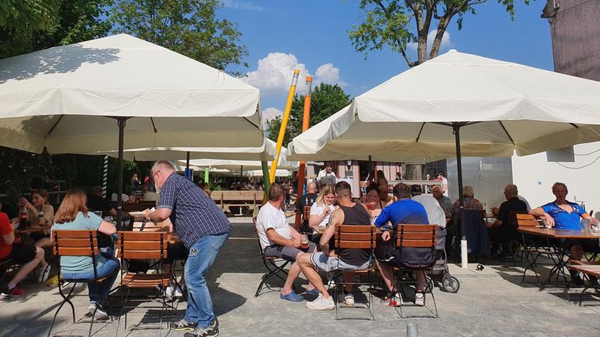 Die "BiergartenOase" Langenzenn liegt direkt am Ufer der Zenn und am Drei-Flüsse-Radweg. In entspannter Atmosphäre können fränkische Bierspezialitäten sowie eine große Auswahl an warmen und kalten Speisen genossen werden - auch vegetarisch und vegan. Auf Kinder wartet ein großes Angebot zum Spielen und Austoben. Dazu gehören ein Abenteuer- und Kleinkinderspielplatz, ein Labyrinth, ein Kletterfelsen und ein Wasserspielplatz. Der Biergarten ist täglich von 11 bis 22 Uhr geöffnet.