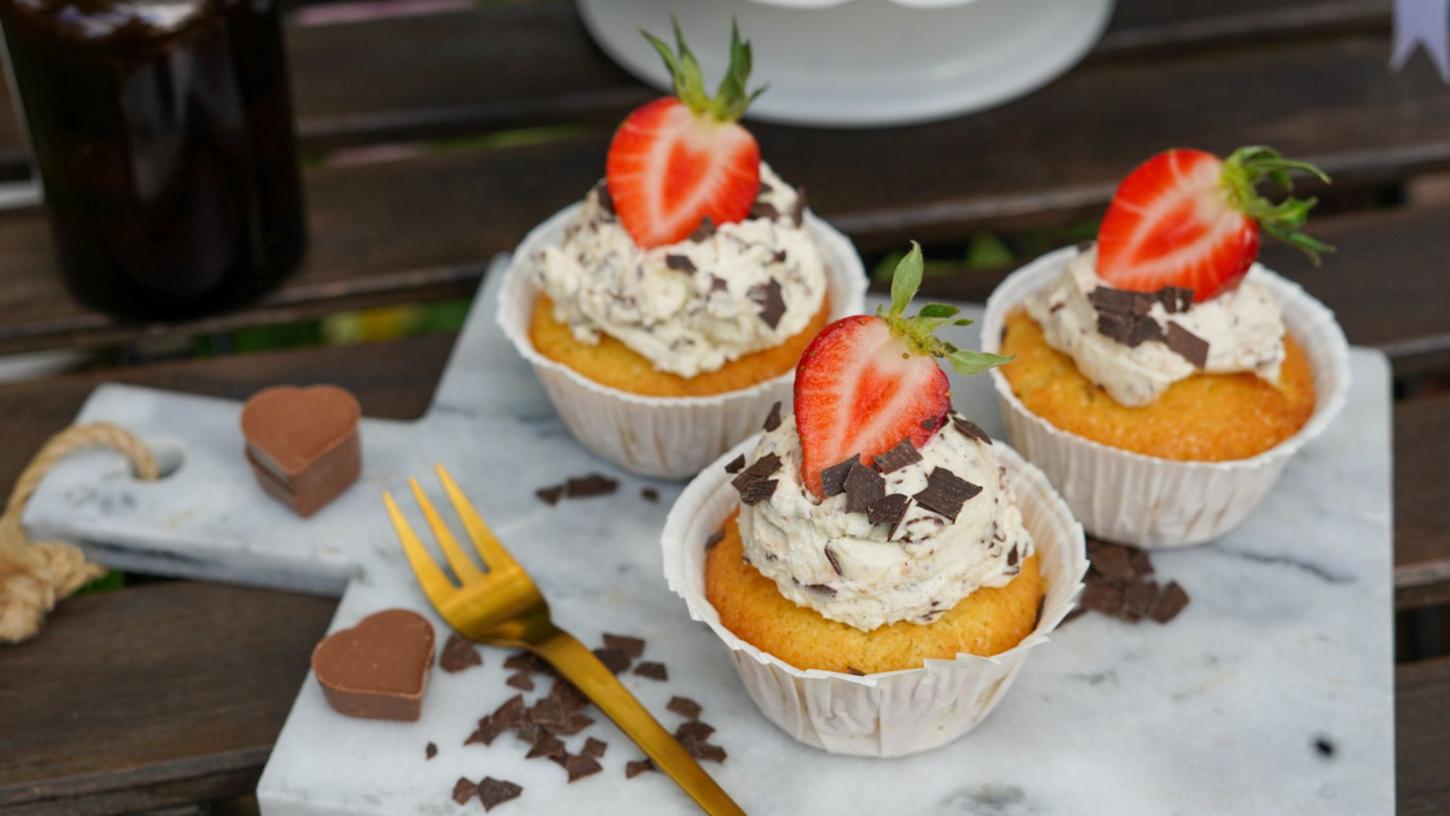 Diese Cupcakes haben nicht nur eine Erdbeere als i-Tüpfelchen, sondern auch noch einen Erdbeer-Kern. Diese Cupcakes haben nicht nur eine Erdbeere als i-Tüpfelchen, sondern auch noch einen Erdbeer-Kern.