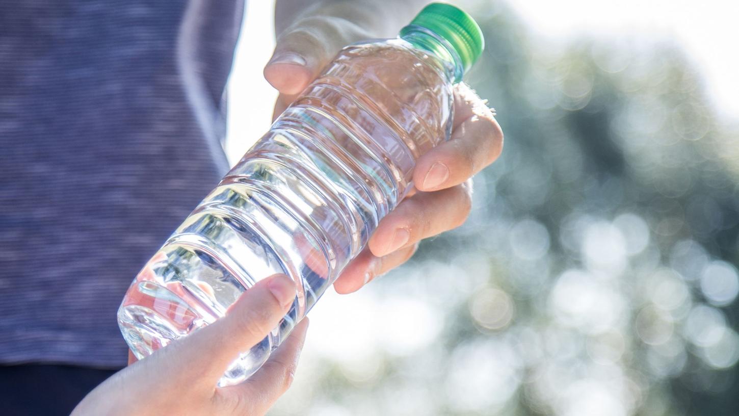 In Pariser Geschäften gibt es ab jetzt kostenlos frisches Wasser - für jeden, der eine Trinkflasche mitbringt. Die Aktion soll den Plastikmüll verringern.