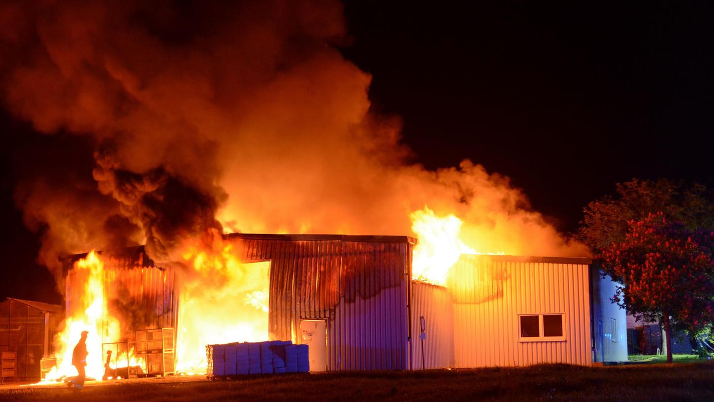 Die Flammen, die aus der Lagerhalle schossen, waren weithin sichtbar. 