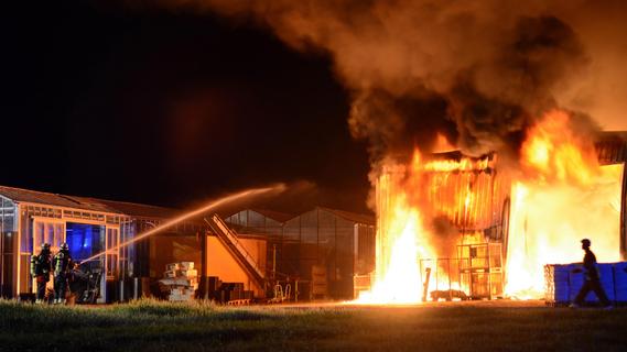 Meterhohe Flammen in Nürnberg: Hier brennt eine Lagerhalle lichterloh