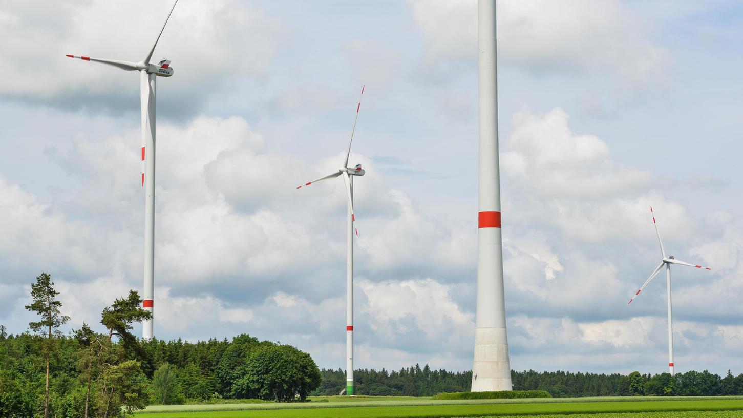 Vier der fünf Windräder des Thalmässinger Windparks. Über 200 Bürger haben sich beteiligt. So etwas könnte auch Vorbildcharakter für neue Projekte haben.
 
