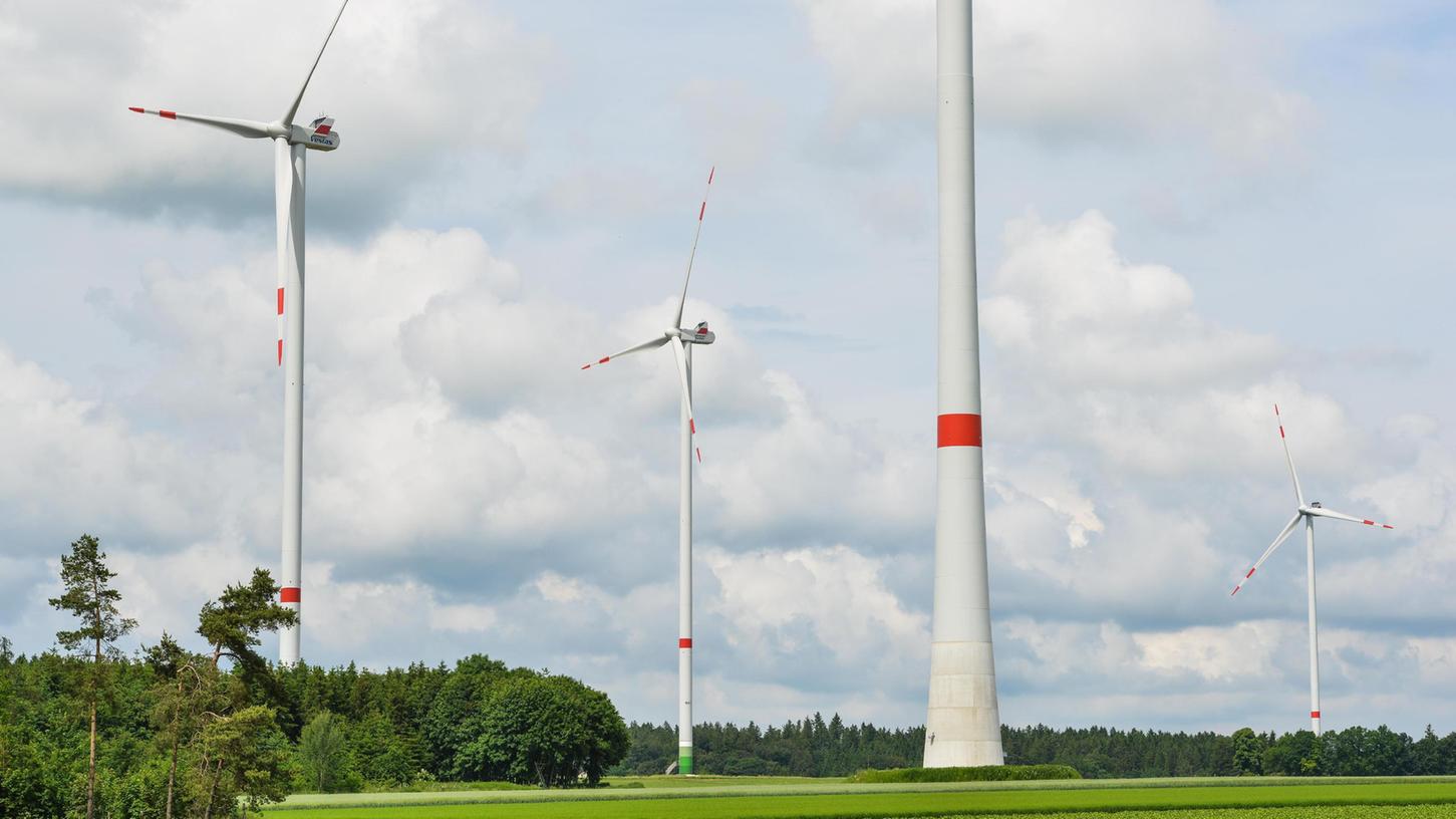 Vier der fünf Windräder des Thalmässinger Windparks. Über 200 Bürger haben sich beteiligt. So etwas könnte auch Vorbildcharakter für neue Projekte haben.
Vier der fünf Windräder des Thalmässinger Windparks. Über 200 Bürger haben sich beteiligt. So etwas könnte auch Vorbildcharakter für neue Projekte haben.