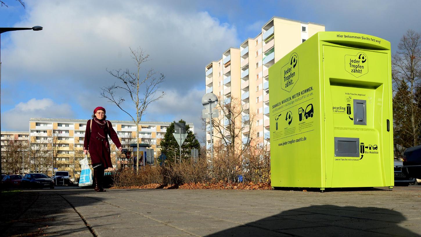 Gibt’s nur in der Stadt, aber nicht im Landkreis Fürth: Sammelautomaten für altes Speiseöl oder Frittierfett, wie hier auf der Hardhöhe.
Gibt’s nur in der Stadt, aber nicht im Landkreis Fürth: Sammelautomaten für altes Speiseöl oder Frittierfett, wie hier auf der Hardhöhe.