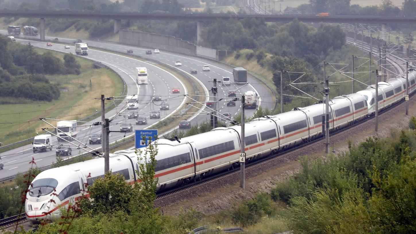 ICEs, die fahren, hier entlang der A9 nahe Greding, müssen auch gewartet werden. Fragt sich nur wo?
ICEs, die fahren, hier entlang der A9 nahe Greding, müssen auch gewartet werden. Fragt sich nur wo?
