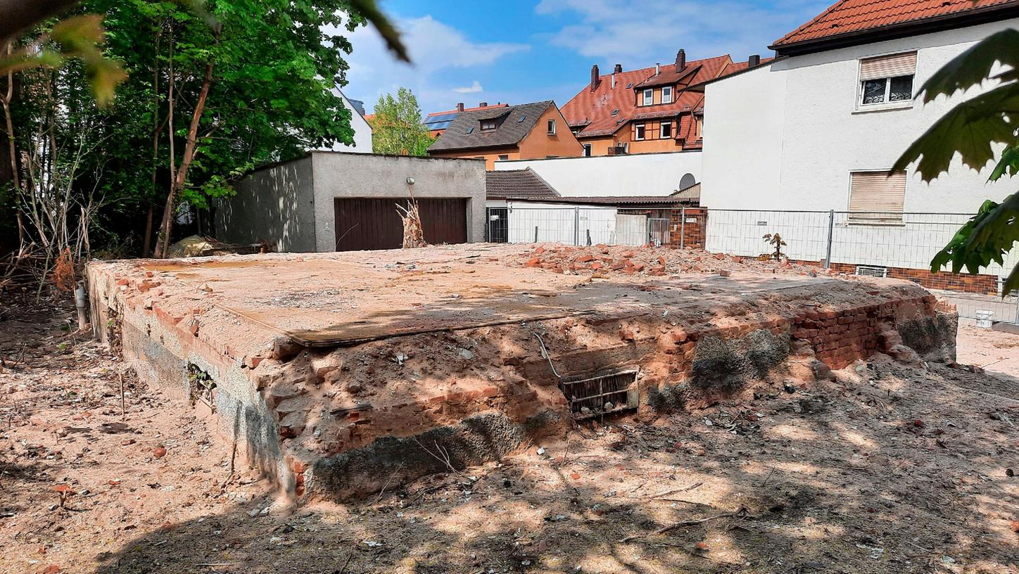 Absicht oder Versehen? Nach dem Abriss eines denkmalgeschützten Privathauses aus der Zeit des Bauhaus in Schwabach hat die Stadt Strafanzeige gestellt.
Absicht oder Versehen? Nach dem Abriss eines denkmalgeschützten Privathauses aus der Zeit des Bauhaus in Schwabach hat die Stadt Strafanzeige gestellt.