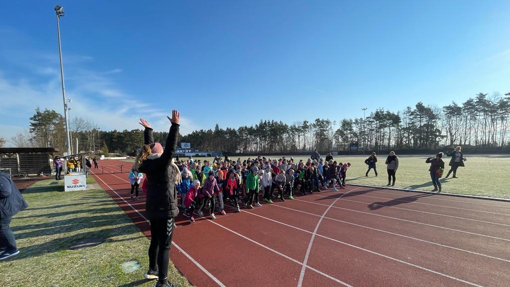 Die Kinder der Hedenus-Grundschule legten sich beim Spendenlauf zu Gunsten ukrainischer Kinder ins Zeug, um so viele Runden wie möglich zu laufen.
Die Kinder der Hedenus-Grundschule legten sich beim Spendenlauf zu Gunsten ukrainischer Kinder ins Zeug, um so viele Runden wie möglich zu laufen.