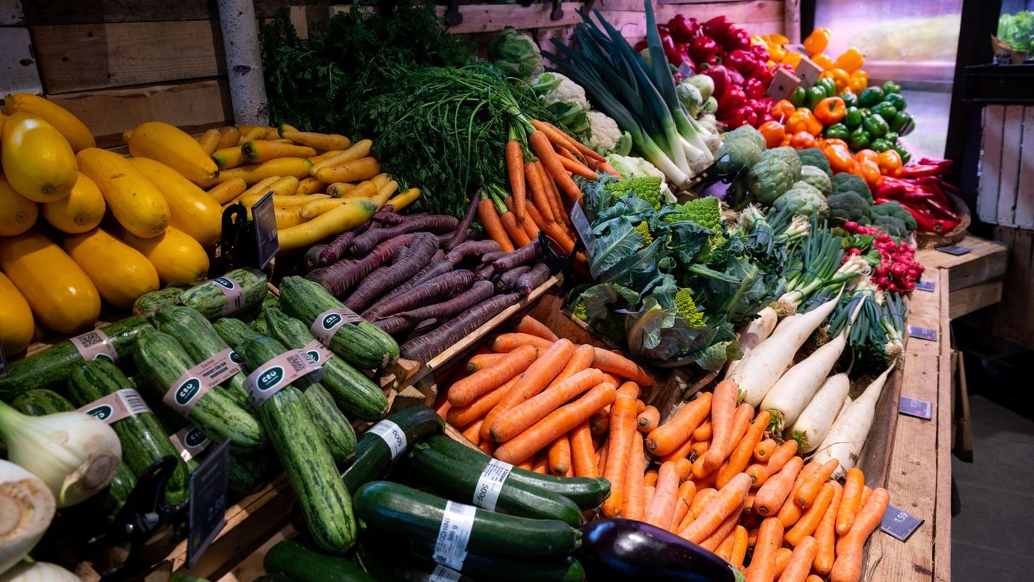 Viele Deutsche sparen sich wegen der hohen Inflation die Bio-Lebensmittel. Bioläden und Bio-Supermärkte verkauften in den ersten drei Monaten dieses Jahres deutlich weniger Ware als im Vorjahreszeitraum. Viele Deutsche sparen sich wegen der hohen Inflation die Bio-Lebensmittel. Bioläden und Bio-Supermärkte verkauften in den ersten drei Monaten dieses Jahres deutlich weniger Ware als im Vorjahreszeitraum.