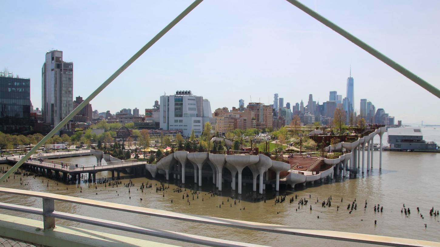 Die rund 8000 Quadratmeter große Grünanlage namens "Pier 57" liegt am Hudson River. Von der Dachterrasse aus kann man den Ausblick auf Manhattan genießen. Die rund 8000 Quadratmeter große Grünanlage namens "Pier 57" liegt am Hudson River. Von der Dachterrasse aus kann man den Ausblick auf Manhattan genießen.