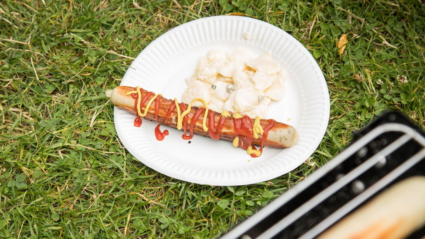 Erst wird die Wurst gegessen - und dann? Pappteller werden oft falsch entsorgt. Erst wird die Wurst gegessen - und dann? Pappteller werden oft falsch entsorgt.