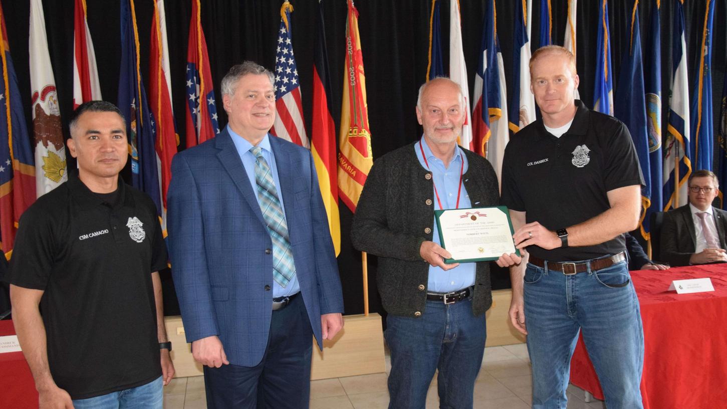 Norbert Wittl erhielt die Verdienstmedaille der US Army.
Norbert Wittl erhielt die Verdienstmedaille der US Army.