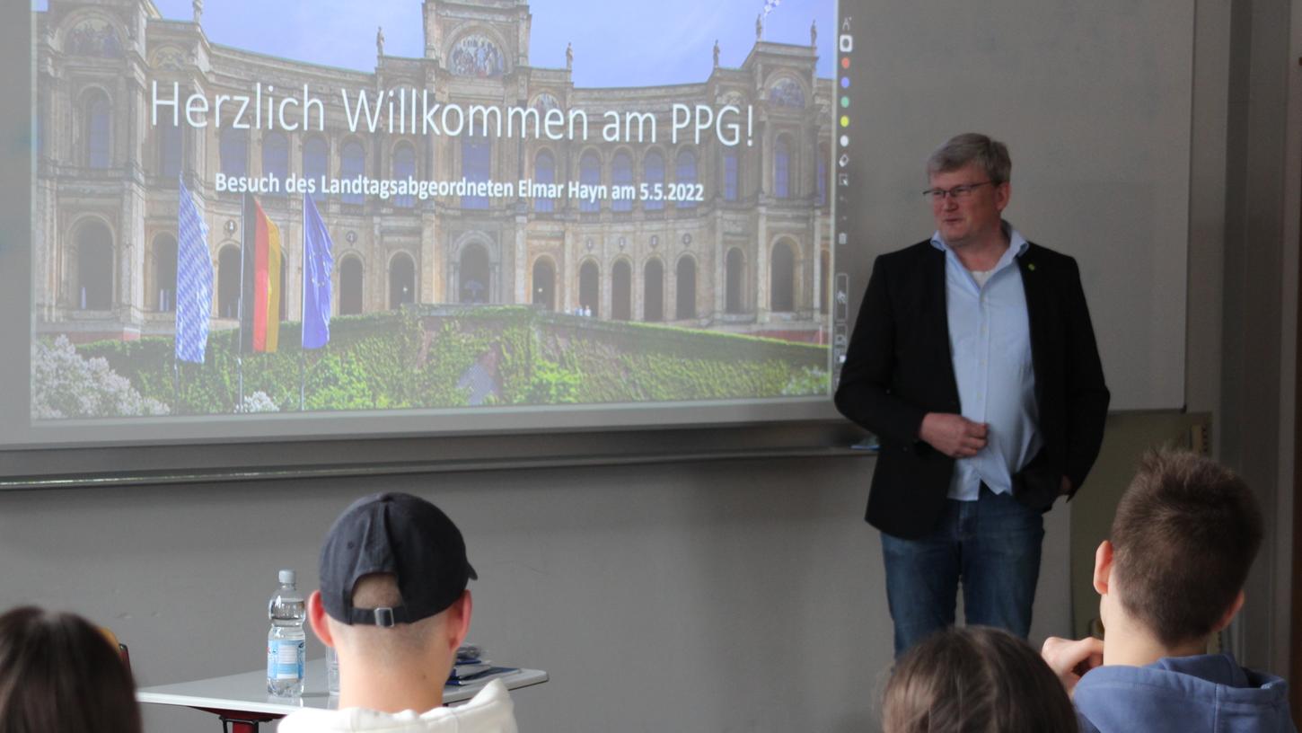 Elmar Hayn stellte den zehnten Klassen des Paul-Pfinzing-Gymnasiums seinen Arbeitsplatz vor: das Maximilianeum.
