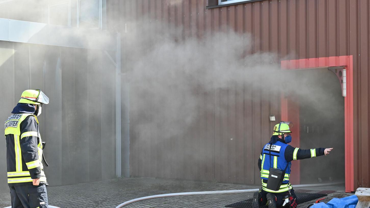  Mit schwerem Atemschutz drangen die Kräfte in die verrauchte Halle ein.