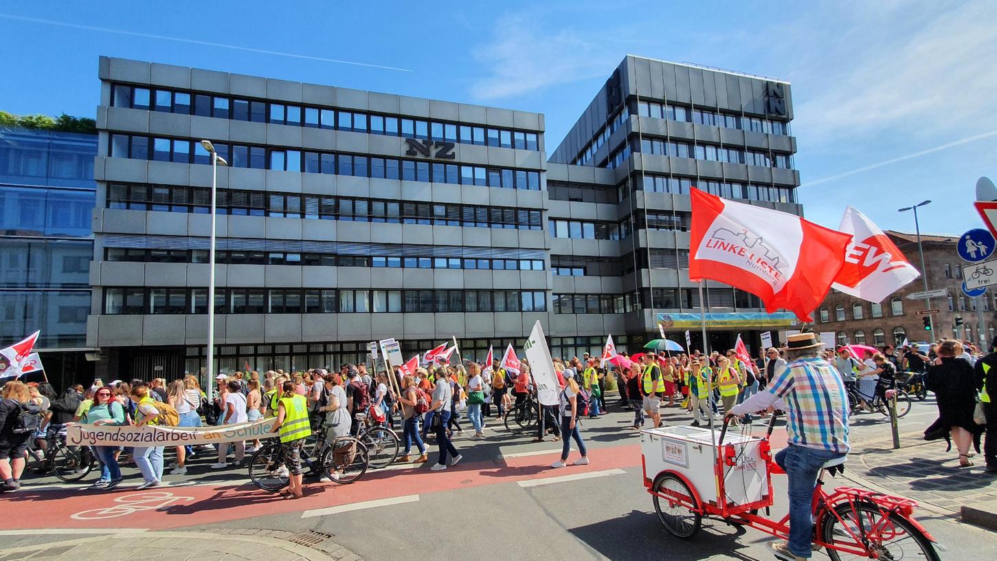 Die Kita-Beschäftigten starteten ihren Demo-Zug am Willy-Brandt-Platz.
