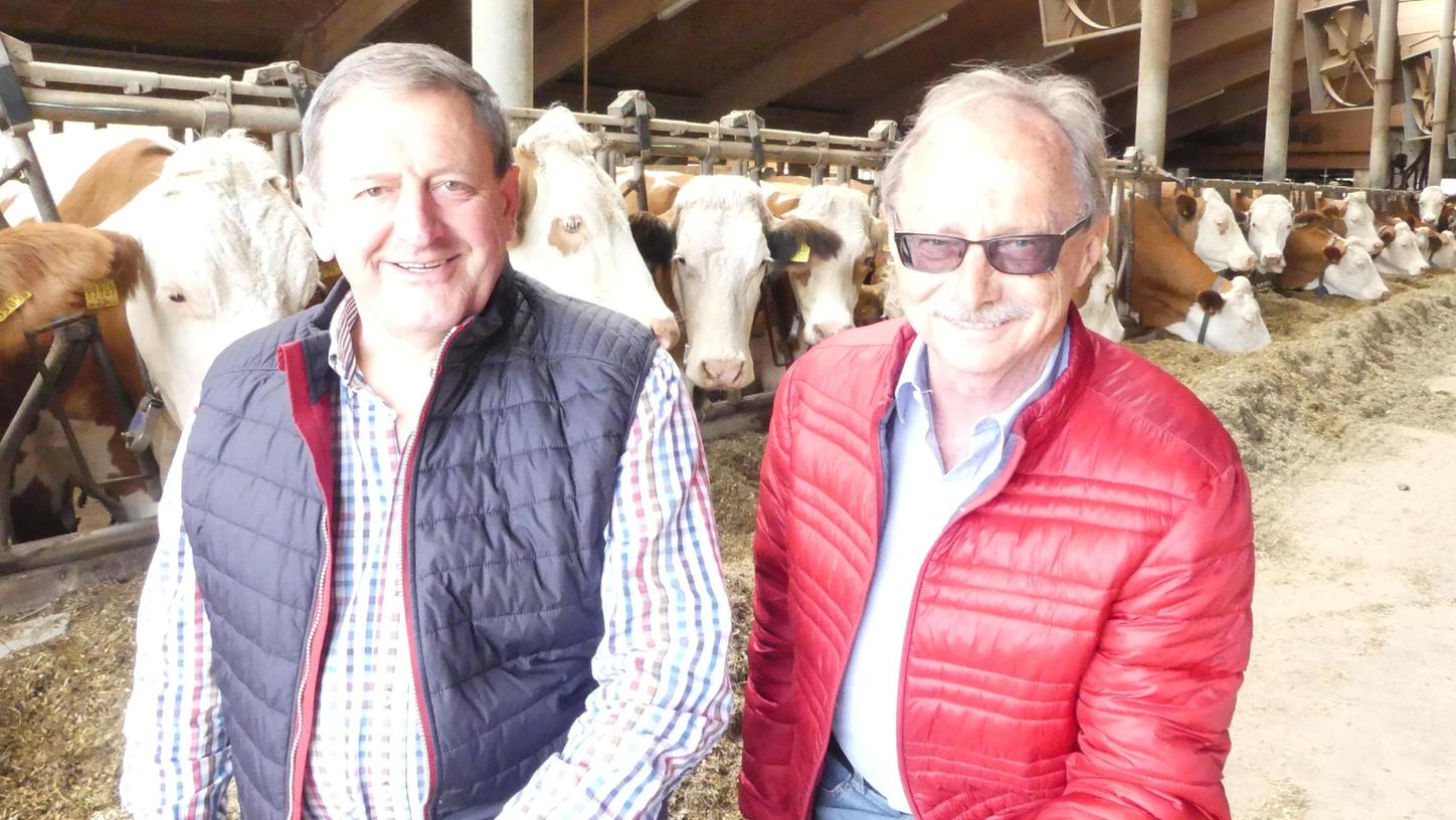 Einblicke in den Kuhstall: Josef Hierl (links), Landwirt in Schweibach bei Lauterhofen, ist der Vorsitzende des vlf Neumarkt und Johann Paulus (rechts) ist der Geschäftsführer des Kreisverbands.