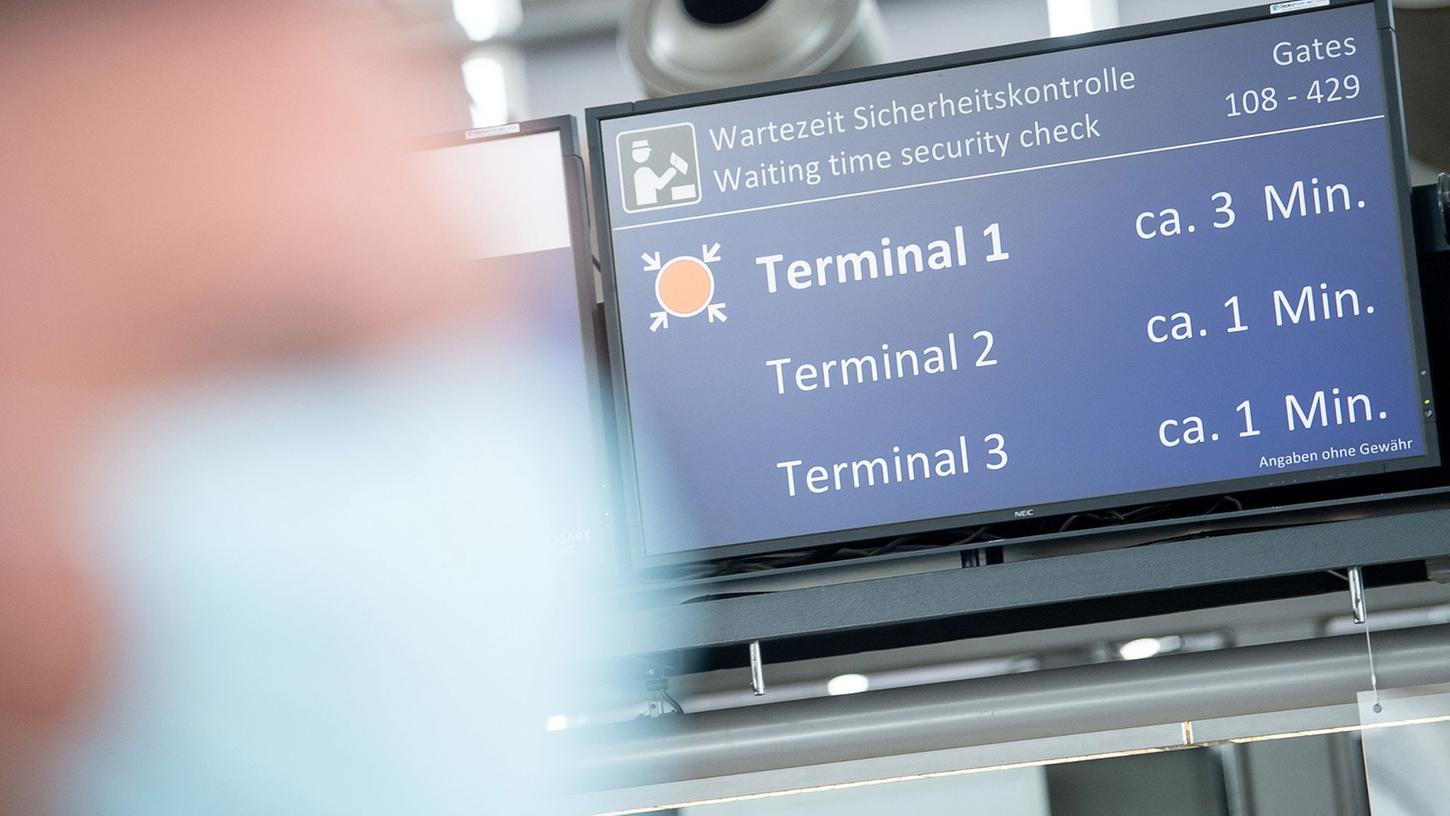 Die Pflicht, im Flugzeug eine Maske zu tragen, könnte in Kürze aufgehoben werden. Die Pflicht, im Flugzeug eine Maske zu tragen, könnte in Kürze aufgehoben werden.