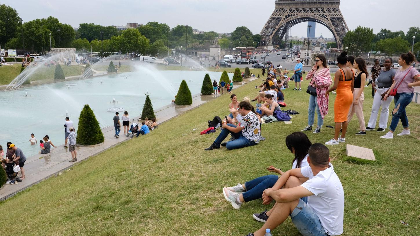 Paris hat eine Aktion gestartet, bei der Geschäfte kostenlos die Trinkflaschen der Einwohner und Touristen auffüllen. Zudem gibt es rund 1200 Brunnen und öffentliche Wasserzapfstellen in der Hauptstadt. Paris hat eine Aktion gestartet, bei der Geschäfte kostenlos die Trinkflaschen der Einwohner und Touristen auffüllen. Zudem gibt es rund 1200 Brunnen und öffentliche Wasserzapfstellen in der Hauptstadt.