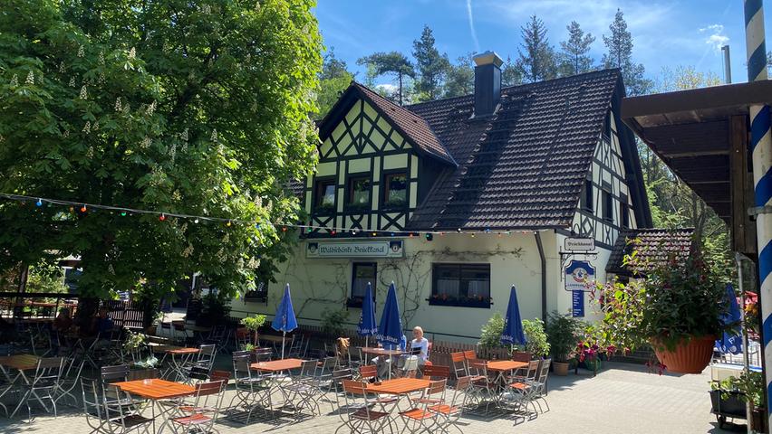 Direkt an der alten Kanalbrücke, die den historischen Ludwig-Donau-Main-Kanal mit einer gewaltigen Bogenkonstruktion über die Schwarzach führt, liegt die Waldschänke Brückkanal. Die Speisekarte hält viele fränkische Schmankerl bereit und eine wechselnde Tageskarte gibt es auch. Ausgeschenkt wird Bier der Brauerei Landwehr-Bräu. Geöffnet ist dienstags bis sonntags von 11 bis 21 Uhr. Montag ist Ruhetag.