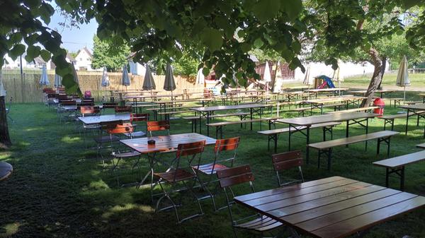 Der Biergarten der Gaststätte Döllinger in Schaftnach bietet Platz für etwa 250 Personen. Chef Uwe Döllinger und sein Team dürfen sich über einen hervorragenden zweiten Platz freuen! Unter den schattenspendenden Bäumen und Sonnenschirmen lässt sich ein kühles Getränk am besten genießen. Dazu dann noch etwas von der sich regelmäßig ändernden Speisekarte und ein Stückchen Kuchen oder Torte als Dessert. Von Mai bis September ist geöffnet am Dienstag von 16.30 bis 21.30 Uhr und von Mittwoch bis Sonntag von 11.30 bis 21.30 Uhr. Am Montag ist Ruhetag und an regnerischen Dienstagen ebenfalls geschlossen. Auch in der Wintersaison von Oktober bis April freut sich die Gaststätte Döllinger über Besuch, nur der Dienstag ist dann auch Ruhetag. // Schaftnacher Str. 20, 91126 Schwabach