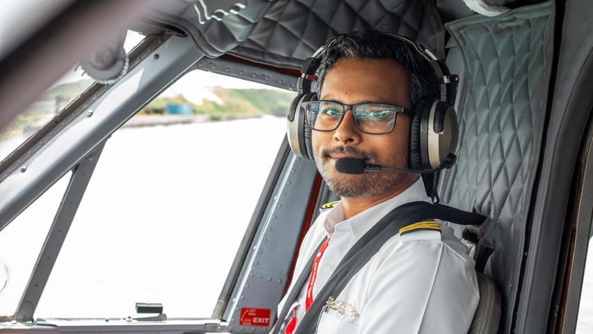 Pilot Ahmed Azmee im Cockpit: Die maledivische Fluggesellschaft TMA betreibt die weltweit größte Flotte an Wasserflugzeugen.