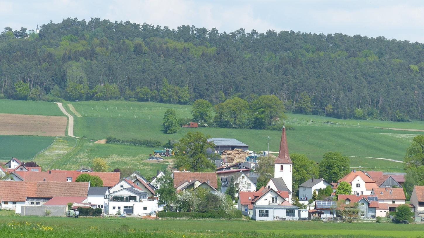 Zwischen dem Möninger Berg und der Ortschaft Rohr kommt die neue Umgehungsstraße für das Dorf, was sich noch einige Jahre hinziehen wird, bis das Genehmigungsverfahren durch ist. Zwischen dem Möninger Berg und der Ortschaft Rohr kommt die neue Umgehungsstraße für das Dorf, was sich noch einige Jahre hinziehen wird, bis das Genehmigungsverfahren durch ist.