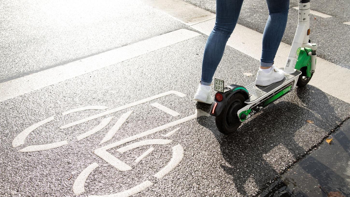 Wer auf einen E-Scooter steigt, sollte die Verkehrsregeln kennen. Wer auf einen E-Scooter steigt, sollte die Verkehrsregeln kennen.