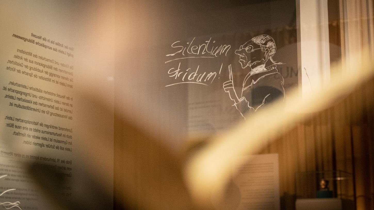 Ein lateinischer Text ("Silentium strictum"), auf einer Tafel geschrieben, ist Teil der Ausstellung "Tot oder lebendig?" im LWL-Landesmuseum für Klosterkultur.