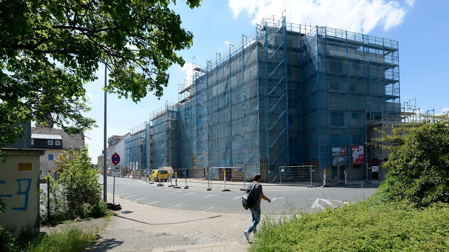 Bis vor 150 Jahren zog sich an dieser Stelle die Forchheimer Stadtmauer mit dem Reuther Tor durch. Die Mauerreste wurden dokumentiert und beseitigt.
Bis vor 150 Jahren zog sich an dieser Stelle die Forchheimer Stadtmauer mit dem Reuther Tor durch. Die Mauerreste wurden dokumentiert und beseitigt.