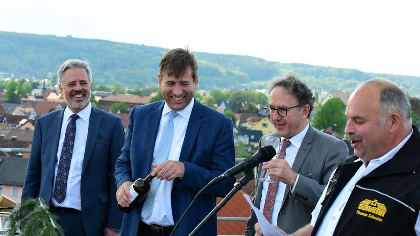 Dachdecker Thomas Schuster (re.) mit Ewald Maier, Hermann Ulm und Harald Reinsch (v.re.) beim Richtspruch.
